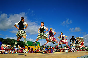 Siete bailarinas participan en Glasgow en uno de los bailes tradicionales de los Highland Games, una competición que se celebra durante todo el verano en Escocia.