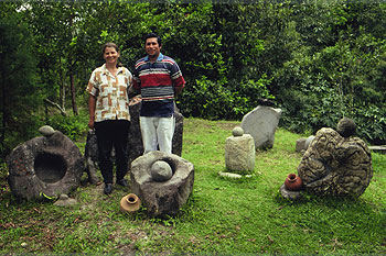 Los Landau, en el jardín de su casa junto a las piezas arqueológicas de la cultura precolombina Barriles.