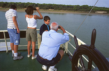 Desde la cubierta del barco   Real Fernando,   que remonta el Guadalquivir desde Sanlúcar de Barrameda, se disfruta del paisaje de los parques nacional y natural de Doñana.