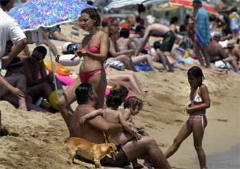 Un grupo de bañistas se alivian del calor en la playa del Bogatell, en Barcelona.