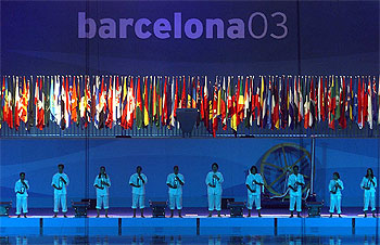 Momento en el que las aguas de los 165 países representados en los Mundiales están a punto de ser vertidas en la piscina del Palau Sant Jordi.