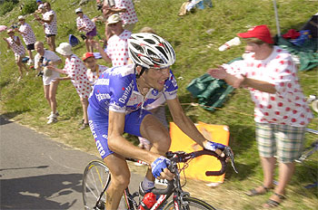 Richard Virenque sube las cuestas del col de Ramaz, ayer, aplaudido en las laderas por espectadores vestidos con el  maillot  del mejor en la montaña.