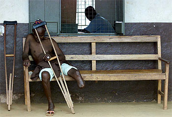 Un ciudadano de Sierra Leona, víctima de la guerra civil, descansa (enero de 1999) en una instalación internacional creada para las víctimas del conflicto.