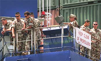 Militares españoles a bordo del  Carmen B,  ayer en Valencia, antes de partir hacia Kuwait.