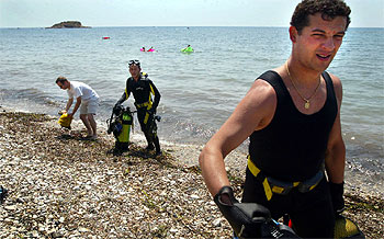 Varios de los buceadores que ayer limpiaron de basura el fondo marino en la playa de L'Olla, en Altea.