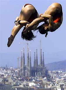 Lola Sáez y Leire Santos ejecutan uno de sus saltos en la final.