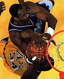 Malone pelea con O'Neal por un rebote.