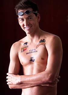 David Meca posa con las pegatinas de sus patrocinadores.