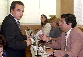 Simancas, a la izquierda, con el vicepresidente de la Diputación Permanente de la Asamblea de Madrid, Francisco Cabaco.