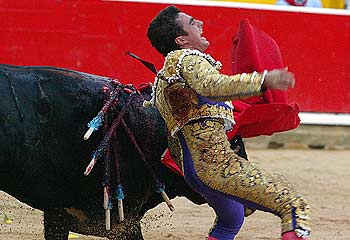 El Fandi sufrió un percance con su segundo toro.