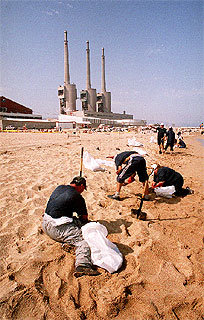 Chapapote en la playa de Sant Adrià