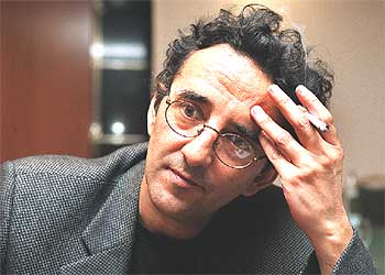 Roberto Bolaño, durante la presentación de  Putas asesinas  en Barcelona en 2001.