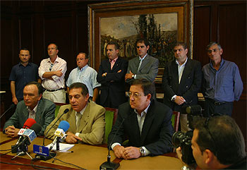 José Añez, en el centro de la mesa, rodeado de los diez diputados provinciales afines.