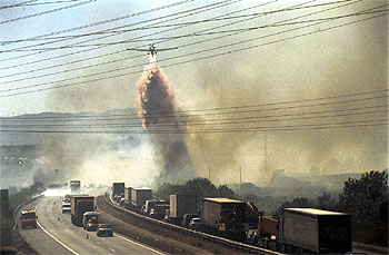 Un incendio corta la A-7 en Constantí