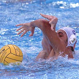 Xavi García forcejea por el balón.