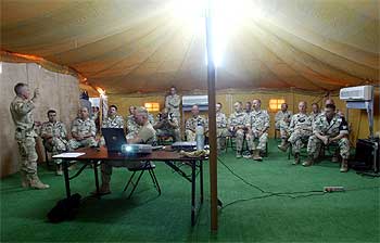 El teniente coronel de los  marines  Richard Murphy alecciona, ayer en Babilonia, a oficiales polacos sobre su futuro papel en las provincias del sur y el centro de Irak donde estarán desplegados.