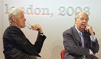 El presidente chileno, Ricardo Lagos (derecha), junto al ex presidente estadounidense Bill Clinton, el sábado pasado, durante la cumbre progresista en Londres.