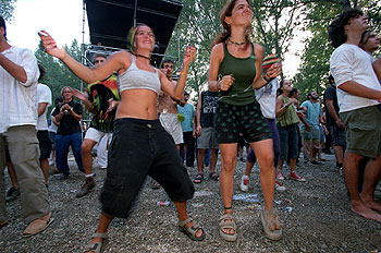 Diversión y baile durante el festival de   reggae   U-Zona, que se celebra este año del 8 al 10 de agosto en Torelló (Barcelona).