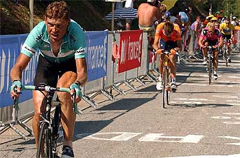 Ullrich, seguido de Zubeldia, Vinokurov y Armstrong en la subida al col de Ax-3 Domaines.