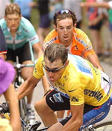 Armstrong, a punto de caerse, con Mayo y Ullrich detrás.