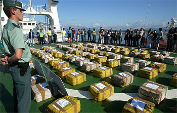 Un guardia civil custodia la droga incautada al buque  Poseidón,  tras su llegada ayer a Vilagarcía de Arousa.