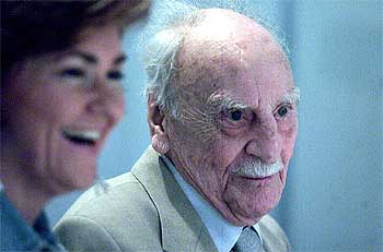 Francisco Ayala, ayer, en Sevilla. A la izquierda, la consejera de Cultura de la Junta de Andalucía, Carmen Calvo.