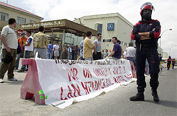 Un grupo de trabajadores de Mercedes, en la puerta de la factoría de Vitoria durante la jornada de huelga.