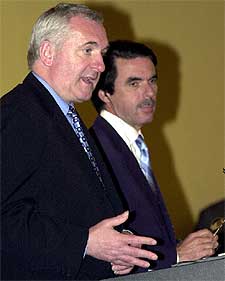 El primer ministro irlandés, Bertie Ahern, y Aznar, ayer en La Moncloa.
