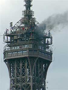 Una columna de humo sale ayer del último piso de la Torre Eiffel.