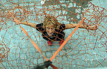 Dora Salazar instala su 'Medusa' en la Ría de Bilbao