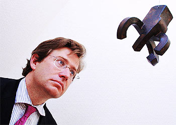 Javier Gomá, ante la escultura  Elogio del agua II,  de Chillida, en la exposición del Museo de la Fundación March en Palma.