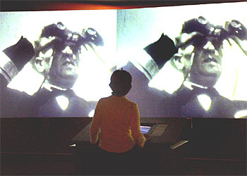 Aspecto del montaje de la pieza  El éxodo del Danubio,  de Péter Forgács, en el CCCB.