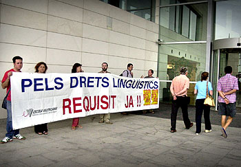 Por el requisito lingüístico.