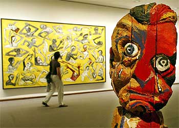 Una vista de la exposición, con la escultura  Has de estar   armado,  de Hans Scheib, y la pintura  La gran piscina   pública,  de Wolfgang Smy.