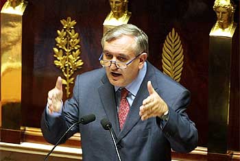 El primer ministro, Jean-Pierre Raffarin, en una intervención ante la Asamblea Nacional.