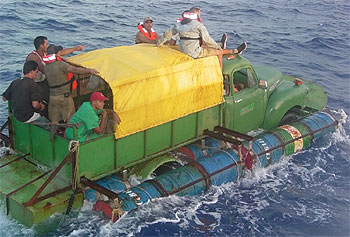 Doce cubanos, a bordo del camión Chevrolet flotante, el pasado 16 de julio, en el estrecho de Florida.
