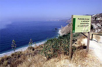 Cartel de Medio Ambiente que prohíbe el paso de vehículos a Las Alberquillas en el paraje natural de Maro.