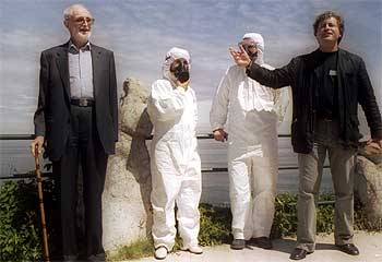 José Luis Sampedro, izquierda, y Manuel Rivas, con dos voluntarios  del   Prestige , en el homenaje al mar.