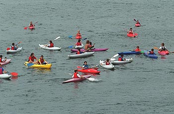 PEQUEÑOS PIRAGÜISTAS.