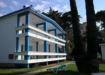 El blanco y el azul dominan en el exterior del restaurado parador de Benicarló, en Castellón.