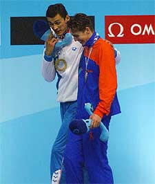 Popov y Van den Hoogenband abandonan juntos del podio.