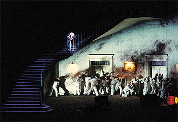 Una gran escalera preside el decorado de  El holandés errante , de Claus Guth.