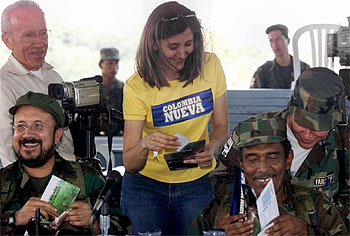 Ingrid Betancourt, con dos negociadores de la guerrilla una semana antes de su secuestro, en febrero de 2002.