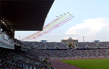 Siete cazas del Ejército trazaron en el cielo de Barcelona los colores de la  senyera  y de la bandera española.