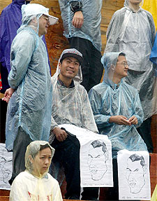 Aficionados chinos, con caricaturas de Zidane, en el entrenamiento del Madrid.