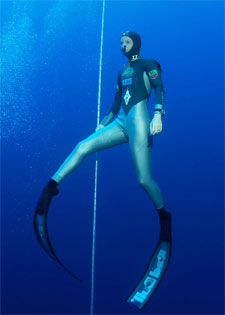 Tanya Streeter, durante su ascenso tras bajar a 122 metros.