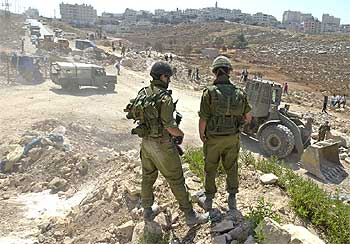 Dos militares israelíes observan el desmantelamiento de un puesto de control cerca de Ramala.