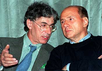 Silvio Berlusconi (derecha), junto al líder de la Liga Norte, Umberto Bossi.