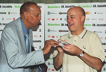 Bebo Valdés entrega al alcalde Odón Elorza su disco    Lágrimas negras .