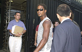 Kluivert, a la entrada de la embajada de Estados Unidos, ayer.